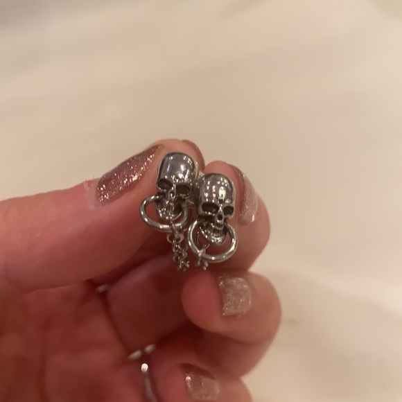 Skull 💀 Chain Silver Stud Earrings - Picture 3 of 3